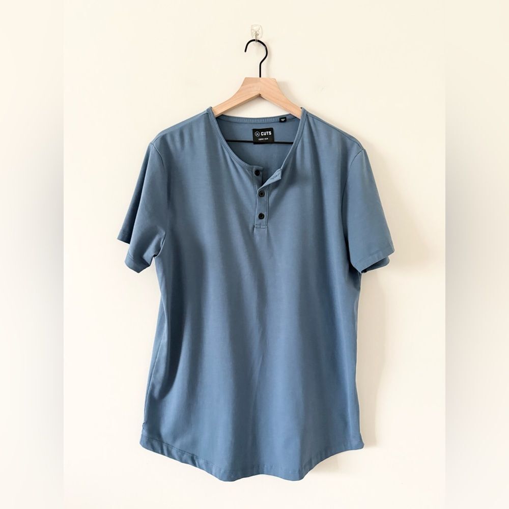 Cuts Curve Hem Short Sleeve Henley in Blue Size XL